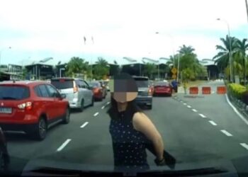 WANITA dan anak lelakinya ditahan polis di CIQ, LinKedua, Johor Bahru, semalam.