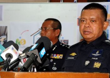 KAMARUL Zaman Mamat menafikan ada kes penculikan kanak-kanak dalam sidang media di IPK, Johor Bahru. - FOTO/RAJA JAAFAR ALI