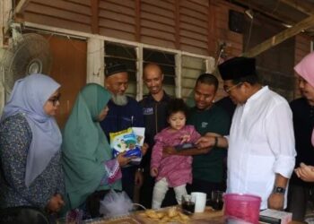 MOHAMED Khaled Nordin ketika menziarahi Aulia Izzatunnisa Mohd. Izwan di Felda Lok Heng Selatan, Kota Tinggi, Johor, kelmarin.