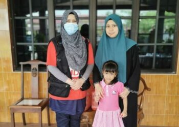 FARRAH Faridah Baptist (kanan) bersama Nurul Asyiken Amir (tengah) dan Nur Amani Raudhah Mohd. Rizal ketika berkunjung dan menyampaikan sumbangan kepada keluarga mangsa kemalangan, Mohd. Rizal Suberi di rumah mereka di Bandar Tenggara, Kulai, Johor semalam.