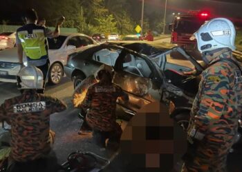ANGGOTA bomba mengangkat mangsa di lokasi kejadian yang meragut dua nyawa berhampiran Stadium Sultan Ibrahim, Iskandar Puteri, Johor.