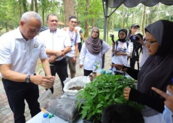 ASMAN Shah Abd. Rahman melihat pameran yang diadakan  pada Majlis Pelancaran Rehabilitasi Sungai Buloh di Pasir Gudang.