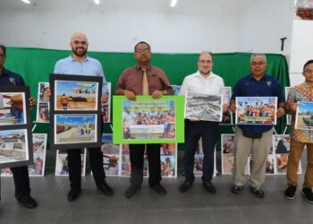MAS Imran Adam (tiga dari kiri) bersama NGO-NGO menunjukkan gambar tapak sekolah yang dalam pembinaan pada majlis Pelancaran Tabung Kemanusiaan Syria, Yaman dan Afganistan bersama-sama Yayasan ATAA, MyCARE dan Econsave Cash and Carry di Econsave Teratai, Skudai, Iskandar Puteri. - FOTO/RAJA JAAFAR ALI