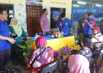 NUR Jazlan Mohamed (kiri) bertemu penduduk Kampung Skudai Kiri, Johor Bahru.