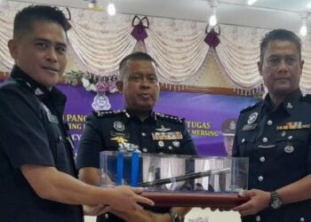 KAMARUL Zaman Mamat (tengah) menyaksikan Majlis Serah Terima Tugas Ketua Polis Daerah Mersing antara Abdul Razak (kanan) dan Cyril Edward di IPD Mersing.