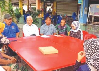 HASSAN Karim (tengah, baju putih) bertemu dengan kumpulan peniaga yang terkesan akibat kenaikan sewa yang dikenakan oleh MBPG di Pasir Gudang.