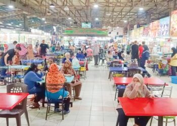 MEDAN selera di Pasar Borong Pandan, Johor Bahru antara lokasi yang menjadi tumpuan warga Singapura untuk berbelanja.