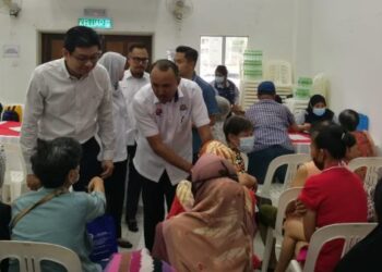 MOHD. Jafni Md. Shukor dan Ahli Dewan Undangan Negeri (ADUN) Stulang, Chen Kah Eng menyantuni masyarakat yang hadir pada Program Jom Turun@PPR Sri Stulang dan Sri Iskandar, Johor Bahru.