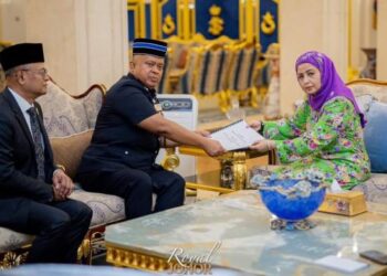 RAJA Zarith Sofiah Sultan Idris Shah menerima dokumen tentang kes penderaan seorang kanak-kanak yang meninggal dunia disyaki akibat didera daripada Kamarul Zaman Mamat di Istana Bukit Serene, Johor Bahru. - FOTO/ROYAL PRESS OFFICE (RPO)