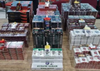 SEBAHAGIAN daripada rokok putih yang dirampas di sebuah premis menjual barangan runcit di Pekan Baru Layang-Layang.