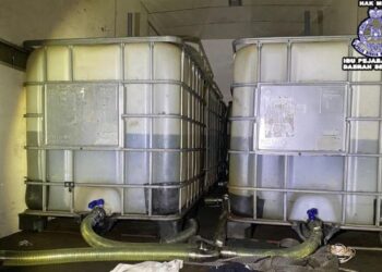 DUA daripada enam tong berisi minyak diesel bersubsidi yang dirampas polis.