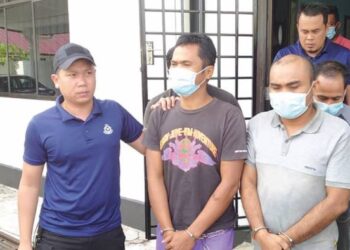 DUA tahanan, Riki Rinaldi (dua dari kiri) dan Haji Samirudin yang melarikan diri ketika dalam perjalanan ke Penjara Ledang pada 11 April lalu dihukum penjara lapan bulan oleh Mahkamah Majistret Kulai.