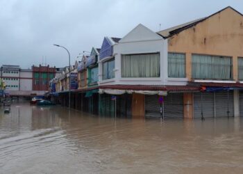 BANDAR Kota Tinggi masih digenangi banjir dan jumlah mangsa yang dipindahkan di Johor kian bertambah. 
– FOTO/MOHAMAD FAIZAL HASHIM