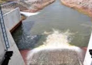 PELEPASAN air di Empangan Machap berikutan paras air melepasi paras berjaga-jaga pukul 8.30 pagi tadi.