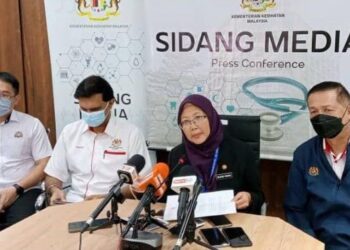 ZALIHA Mustafa dan Noor Hisham Abdullah melihat replika projek bangunan tambahan Hospital Segamat.