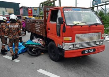 ANGGOTA bomba mengeluarkan mangsa kemalangan yang berada di bawah lori di Jalan Pandan, Kampung Melayu Majidee, Johor Bahru.