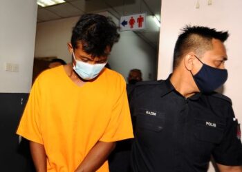 SUSPEK ketika dibawa ke Mahkamah Majistret Johor Bahru untuk mendapatkan perintah reman, hari ini.