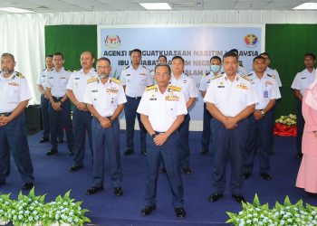 MOHD. Zubil Mat Som (depan, tengah) bersama barisan pegawai Maritim Malaysia Johor pada Majlis Serah Tugas Pengarah Maritim Johor di
Johor Bahru, Johor semalam.  UTUSANRAJA JAAFAR ALI