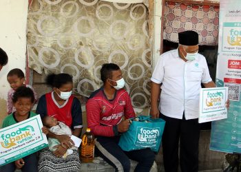 TAJUL Ariffin (dua dari kanan) Pengurus YaPEIM Negeri Johor menyampaikan sumbangan barangan dapur kepada Amran Ronggi di rumahnya di Kampung Orang Asli , Kuala Masai Pasir Gudang di sini hari ini. -UTUSAN/ Baazlan Ibrahim.