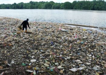 SIKAP masyarakat yang suka membuang sampah ke dalam longkang dan saliran menyebabkannya tersumbat selain air sungai jadi tercemar dan berbau busuk. – UTUSAN/RAJA JAAFAR ALI