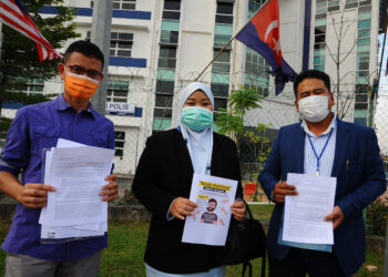SUHARNIZAN Md. Sidek, (tengah) bersama peguam, Mohd. Rasheed Hassan (kanan) dan Zulkafli Mohd Nor (kiri) membuat laporan polis di Ibu Pejabat Polis Daerah (IPD) Johor Bahru Selatan, hari ini. -FOTO: RAJA JAAFAR ALI