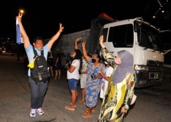 SALAH seorang daripada ribuan rakyat Malaysia gembira sambil disambut oleh orang ramai ketika memasuki bandar raya Johor Bahru melalui Tambak Johor dengan berjalan kaki sebaik sahaja sempadan dibuka. 
– UTUSAN/RAJA JAAFAR ALI