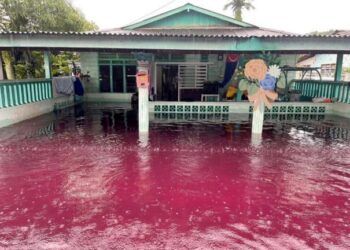 KEADAAN ‘banjir merah’ yang menggemparkan penduduk di Kampung Seri Jaya Baru, Tampoi di Johor Bahru. -UTUSAN