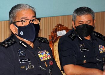 MAZLAN Lazim dalam sidang akhbar selepas Majlis Sumbangan Kepada Pesara Polis di Dewan Auditorium IPK Johor di Johor Bahru, hari ini. -UTUSAN/RAJA JAAFAR ALI