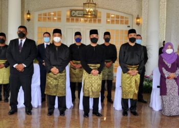 PAKATAN Harapan (PH) di Johor tidak akan meminta atau mendesak supaya barisan Exco sedia ada yang dipimpin Onn Hafiz Ghazi (baris depan, tengah) diubah berdasarkan situasi semasa politik berkonsepkan kerajaan perpaduan di peringkat Persekutuan. – UTUSAN/ RAJA JAAFAR ALI