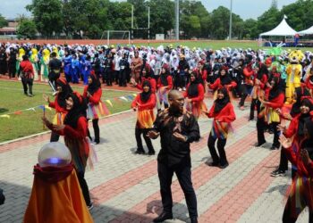Menteri Belia dan Sukan Datuk Seri Ahmad Faizal Azumu membuat senam robik bersama para pelajar sempena perasmian Stadium Mini Arena SMK BBU, Johor Bahru di sini baru-baru ini.-UTUSAN/RAJA JAAFAR ALI