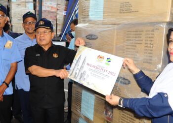 AHMAD Hamzah menunjukkan pelekat Malaysia Fest pada Majlis Pelepasan Hantaran Produk ke Singapura sempena Expo Malaysia Fest 2022 di Pusat Operasi FAMA Negeri Johor, Johor Bahru, hari ini. - FOTO/RAJA JAAFAR ALI