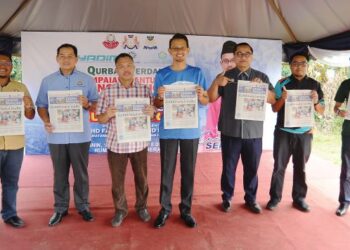 MOHD. Fared Mohd Khalid (tengah) bersama-sama tetamu menunjukkan naskhah akhbar Utusan Malaysia sempena Korban Perdana, Penyampaian Bantuan Kasih dan Penyampaian Cenderahati Pelajar Cemerlang SPM DUN Semerah di Pusat Khidmat Rumah Orang Semerah , Batu Pahat disini.-UTUSAN/RAJA JAAFAR ALI