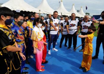 HAIRI Mad Shah melihat seorang kanak-kanak dalam sukan wushu sempena Majlis Perasmian Hari Sukan Negara 2022 di Dataran Bandaraya Johor Bahru disini. UTUSAN/RAJA JAAFAR ALI