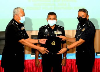 Ayob Khan Mydin Pitchay (tengah) menyaksikan serah terima tugas SAC Razimi Ahmad (kiri) Ketua Penolong Pengarah Risik/Operasi/Rekod Jabatan Siasatan Jenayah Bukit Aman kepada SAC Alzafny Ahmad (kanan) Ketua Jabatan Pencegahan Jenayah dan Keselamatan Komuniti Johor di dalam Majlis Serah Terima Tugas Auditorium Aras 2 , Ibu Pejabat  Polis Kontinjen Johor di Johor Bahru di sini hari ini. -UTUSAN/ Baazlan Ibrahim.