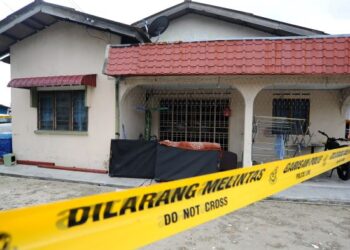 RUMAH yang berlaku kejadian bunuh melibatkan ibu dan anak berusia dua bulan di Kampung Bakar Batu, Johor Bahru. - UTUSAN/RAJA JAAFAR ALI