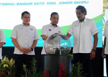 KHAIRY Jamaluddin bersama Onn Hafiz Ghazi melekapkan tapak tangan ke globe kaca sebagai gimik pelancaran program Jelajah Agenda Nasional Malaysia Sihat Peringkat Negeri Johor di Tebing@Bandar Dato Onn, Johor Bahru, hari ini. - FOTO/RAA JAAFAR ALI