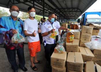 MOHD. Hairul Anuar Bohro (tiga dari kiri) memantau jualan murah sempena Program Jualan Keluarga Malaysia di Pasaraya Econsave Taman Daya, Johor Bahru di Johor. -UTUSAN/RAJA JAAFAR ALI