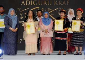 SARAYA Arbi (lima dari kiri) bergambar bersama penerima Anugerah Adiguru Kraf Salbiah Muhi (tiga dari kiri) Emmilianah Dahun (kanan) dan Crisna Mojupi (tiga dari kanan)  Sempena Majlis Perasmian Festival Kraf Johor (FKJ) di Angsana Mall, Johor Bahru disini. UTUSAN/RAJA JAAFAR ALI