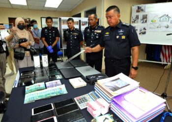 ANTARA barangan sindiket perjudian dalam talian  yang berjaya dirampas pihak polis. – UTUSAN/RAJA JAAFAR ALI