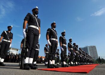 RAKYAT berasa amat bersyukur dengan kecemerlangan dan keprihatinan PDRM dalam melaksanakan tanggungjawab mereka kepada negara dan orang awam. - UTUSAN/RAJA JAAFAR ALI