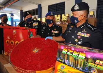 KAMARUL Zaman Mamat menunjukkan mercun yang dirampas dalam sidang akhbar di Polis Marin Wilayah Dua Johor, Tampoi, Johor. - UTUSAN/RAJA JAAFAR ALI