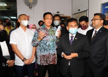 ABDUL Latiff Bandi (tengah) bersama anaknya  Ahmad Fauzan Hatim (dua dari kanan belakang ) dan  perunding hartanah, Amir Sahriffuddin Abd Raub (dua dari kiri) bersama barisan peguamnya selepas , dilepas dan dibebaskan di Mahkamah Sesyen, Johor Bahru disini.-UTUSAN/RAJA JAAFAR ALI