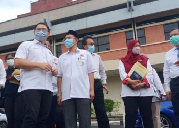 LING Tian Soon (dua dari kiri) meninjau persekitaran HSA ketika mengadakan lawatan kerja di HSA, Johor Bahru, hari ini. - FOTO/RAJA JAAFAR ALI