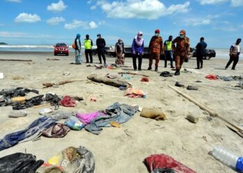 PEGAWAI Daerah Kota Tinggi, Datin Paduka Azlina Jalil (lima dari kiri) meninjau tempat berlakunya kes bot yang membawa 50 pendatang asing karam di pantai Tanjung Balau, Kota Tinggi. – UTUSAN/RAJA JAAFAR ALI