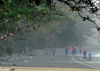 RONDAAN dilakukan melibatkan Agensi Penguatkuasaan Maritim Malaysia dan Jabatan Pertahanan Awam di kawasan pantai di Tanjung Balau, Kota Tinggi. – UTUSAN/RAJA JAAFAR ALI