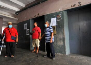 BEBERAPA penduduk termasuk yang bertongkat menunggu untuk menggunakan sebuah lif yang berfungsi selepas dua lagi rosak dan belum dibaiki sejak empat tahun lalu di Blok A Sri Balas PPR Kempas Permai di Johor Bahru, Johor. - FOTO/RAJA JAAFAR ALI