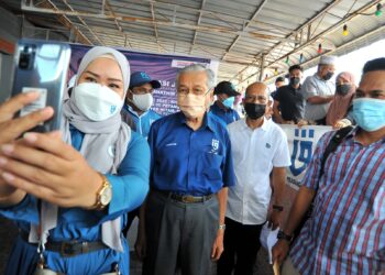 TIDAK mustahil Dr. Mahathir Mohamad kembali sebagai Perdana Menteri buat kali ketiga berikutan
landskap politik telah berubah. – UTUSAN/RAJA JAAFAR ALI