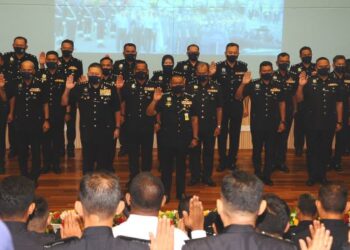 KAMARUL Zaman Mamat mengetuai bacaan ikrar sempena Perhimpunan Bulanan Peringkat Kontinjen Johor di Ibu pejabat Polis Kontinjen Johor di Johor Bahru, hari ini. - UTUSAN/RAJA JAAFAR ALI