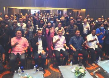 ONN Hafiz Ghazi bergambar bersama ahli Kelab Media Johor (KMJ) pada Majlis Perasmian Mesyuarat Agung Tahunan 2021-2022 KMJ di Hotel Paragon, Johor Bahru. - FOTO/RAJA JAAFAR ALI
