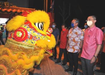 PENGUNDI Cina sering kali dilihat melepaskan ketidakpuasan hati atau kemarahan mereka terhadap pemerintah melalui undi.  
– UTUSAN/RAJA JAAFAR ALI